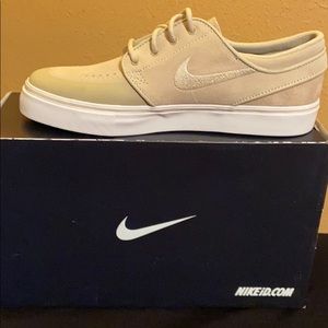 New in box Beige Nike Junoski size 7 women’s